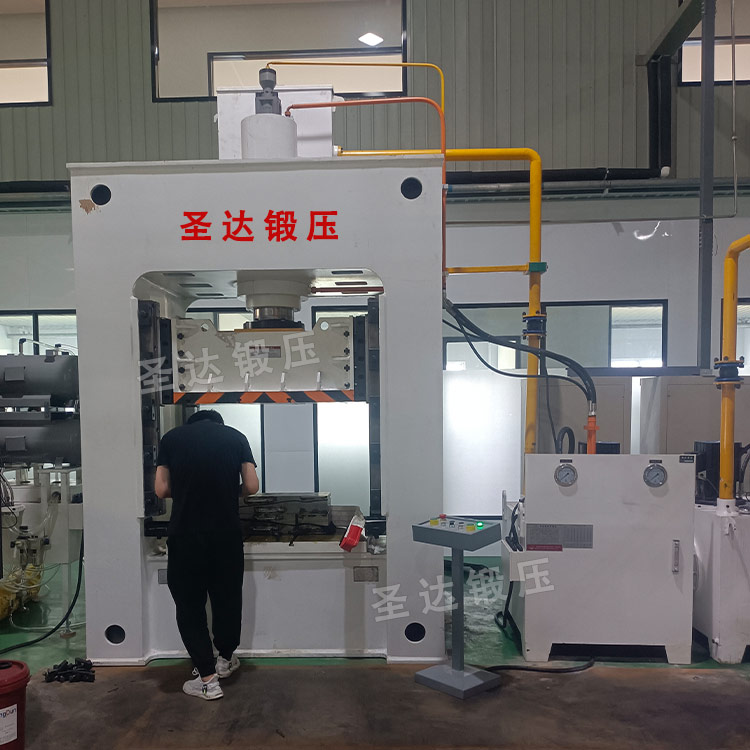 汽車內飾件成型液壓機客戶車間試機